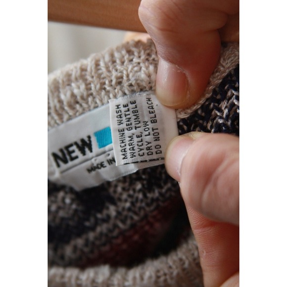 Vintage New Era Sweater Men's L Red-Green-Tan-Blue Made in USA Christmas - Picture 8 of 9